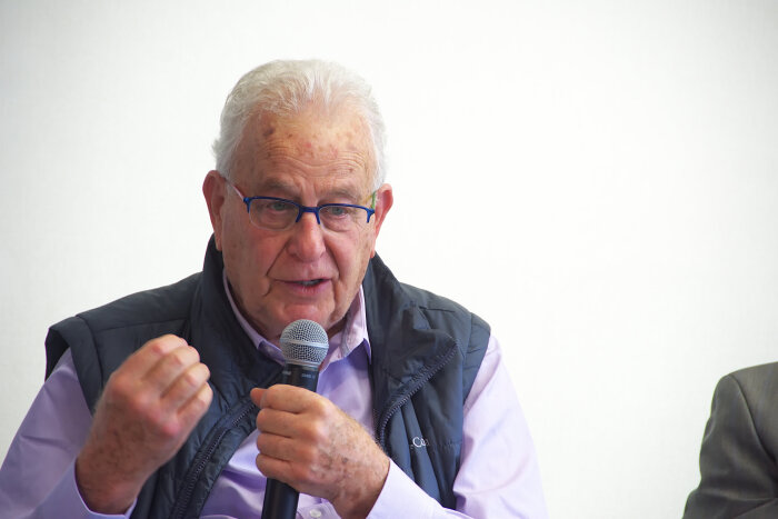 Naftali Fürst 2018 Älterer Mann mit Brille in Mikrofon