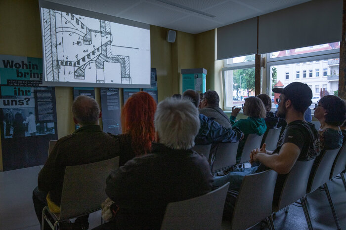 Zuschauer/-innen während einer Filmvorführung Zuschauer während einer Filmvorführung