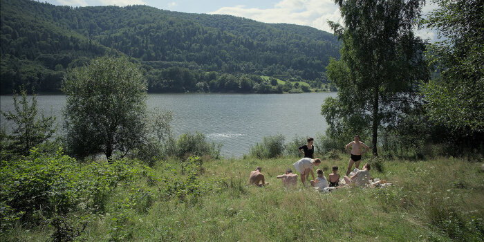 Eine Gruppe von Menschen am See