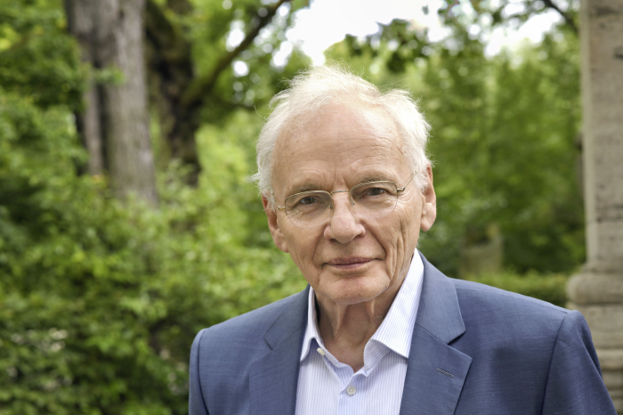 Älterer Mann mit Brille