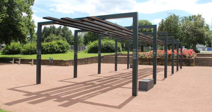 Schattenwurf Metallgestell in Grünanlage