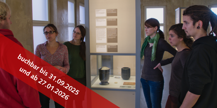 Mehre Personen in einer Ausstellung