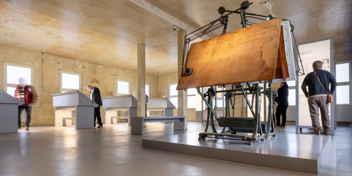 Menschen in einem Ausstellungsraum, die sich umschauen