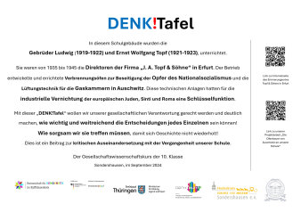 Weiße Denktafel mit Informationen über die Schulzeit der Gebrüder Topf 1919 bis 1923 in Sondershausen.