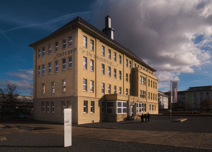 Erinnerungsort Topf & Söhne von außen seitlich mit Vorplatz