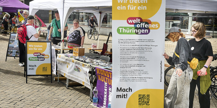 Informationsstand mit Zelt, Banner, Aufsteller und Prospekten.