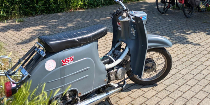 Eine graue Simson Schwalbe vor dem Gebäude des Erinnerungsort Topf und Söhne