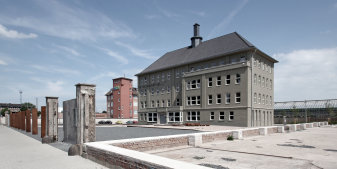 Interner Verweis: Außenausstellung "Mitten in der Gesellschaft. J. A. Topf & Söhne und der Holocaust"