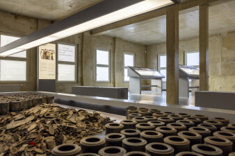 Gefäße und Tischvitrinen in einer Ausstellung