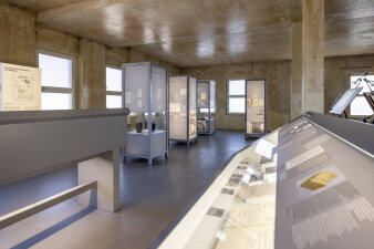 Vitrinen in einem Ausstellungsraum