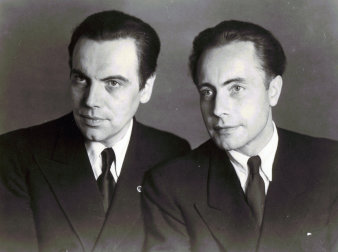 Schwarz-Weiß-Fotografie von zwei Männern mittleren Alters