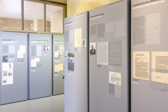 Graue Ausstellungstafeln 