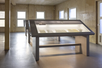 Tischvitrinen in einer Ausstellung