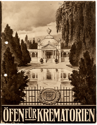 Grafik mit Schriftzug Öfen für Krematorien, über Schriftzug das Topf-Logo im Kranz, im oberen Bildbereich im Hintergrund ein Krematoriumsgebäude, rechts und links Bäume, in der Mitte ein See