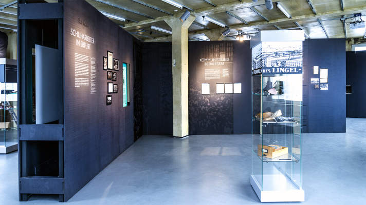 Ausstellungsraum mit großen schwarzen Ausstellungstafeln