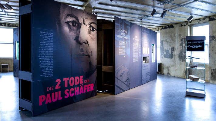 Ausstellungsraum mit großen schwarzen Ausstellungstafeln