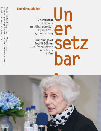 Grafik mit Schriftzug Un er setz bar mit Datum- und Ortsangabe, unten Bild einer alten Frau mit Mikrofon in der Hand