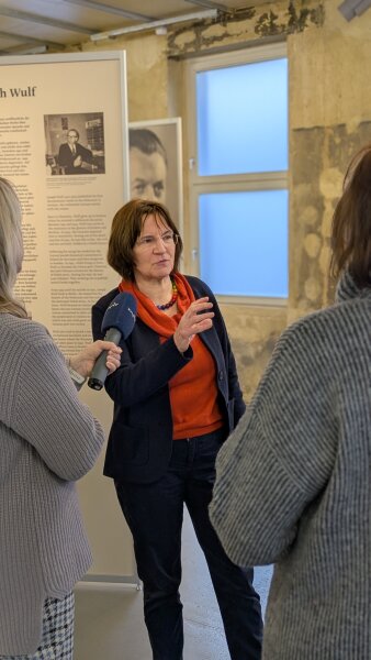 Foto: PD Dr. Annegret Schüle 2025 © Stadtverwaltung Erfurt Frau die zwei Personen ein Interview gibt