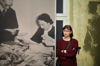 Nachdenkliche Frau an einem Plakat