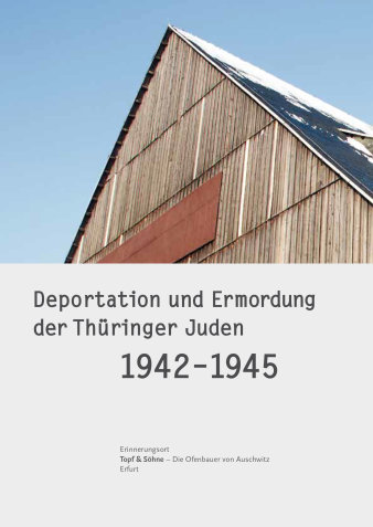in der oberen Bildhälfte Fotoausschnitt eines Spitzdachs, untere Bildhälfte Schriftzug Deportation und Ermordung der Thüringer Juden 1942-1945