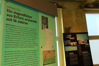 Raumaufnahme der Sonderausstellung Täter Opfer Zeugen