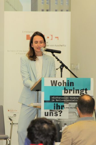 Eine Frau spricht in ein Mikrofon.