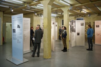 Mehere Personen beim betrachten einer Ausstellung