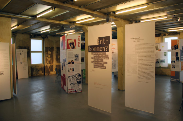 Blick in die Ausstellung "Entkommen? 1942-1945 Berlin und Thüringen" Blick in den Raum mit Tafeln
