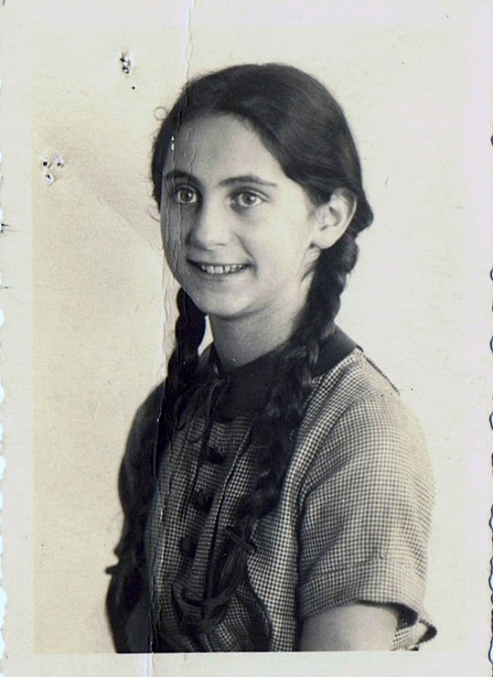 Schwarz-weiß-Foto einer jungen Frau mit Zöpfen