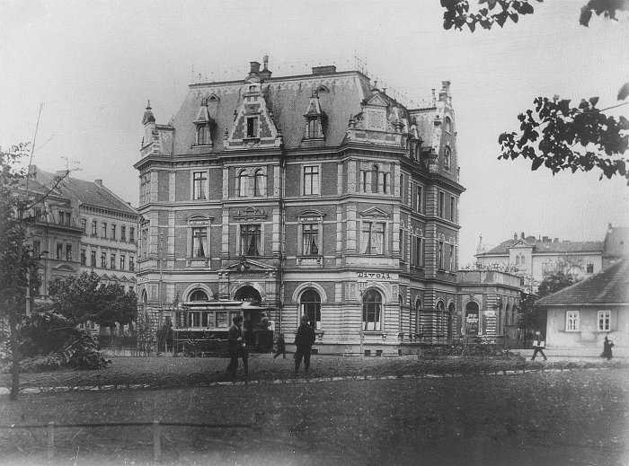 Schwarz-Weiß-Fotografie von einem großem Haus