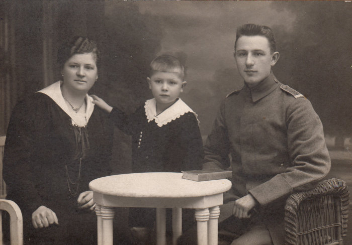 Schwarz-weiß Fotografie eines Soldaten mit Kind und Frau