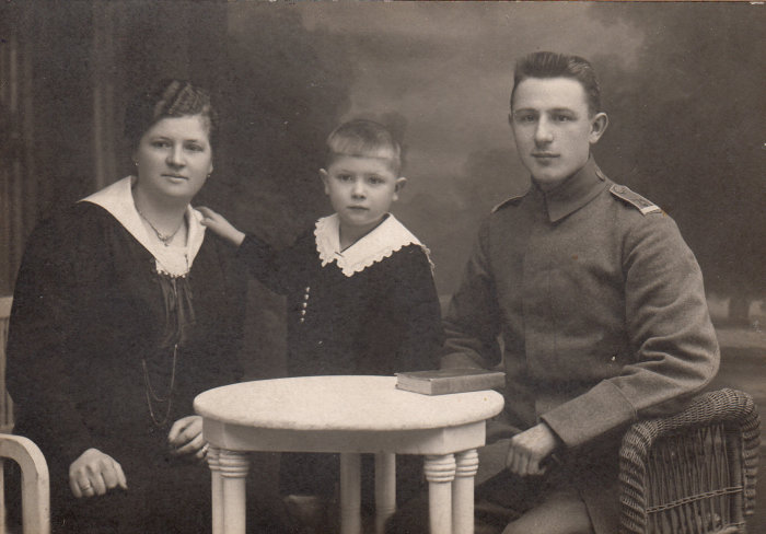 Paul Schäfer mit seiner Ehefrau Hulda und dem ersten Sohn Hubert, 1915/16 Schwarz-weiß Fotografie eines Soldaten mit Kind und Frau