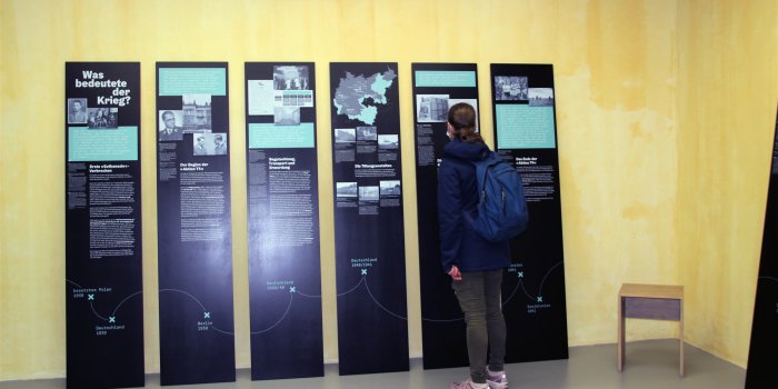 Foto: Besucherin in der Ausstellung "Wohin bringt ihr uns? 'Euthanasie'-Verbrechen im Nationalsozialismus" © Stadtverwaltung Erfurt Eine Frau vor Ausstellungstafeln