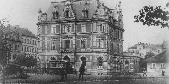 Schwarz-weiß Fotografie von einem großem Haus