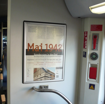 Ansicht eines Plakates mit Titel: Mai 1942.Der Innenraum lässt den Eingangsbereich eines Regionalzuges vermuten.