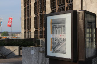 Ausstellungsplakat vor einem Gebäude