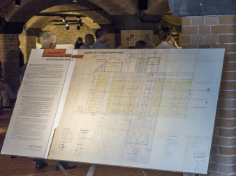 Tafel mit Plan in einer Ausstellung