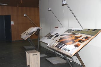 Ausstellungstafeln in Form von Zeichentischen