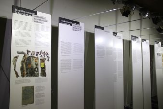 Foto von Ausstellungsstelen mit Schrift und Abbildungen