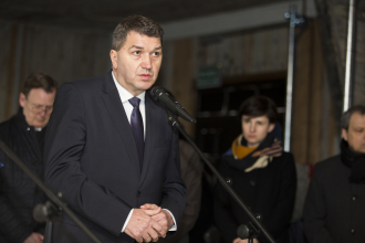 Interner Verweis: Janusz Chwierut: Ansprache zur Eröffnung der Ausstellung "Industrie und Holocaust" in der Gedenkstätte Auschwitz