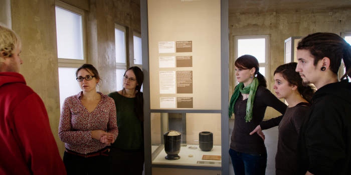 Interner Verweis: Verbrechen, Verschleierung, Verantwortung