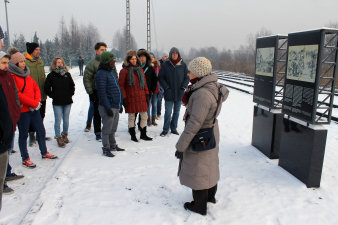 Farbfoto, Gruppe mit Kopfhörern in einem Außengelände, Schnee