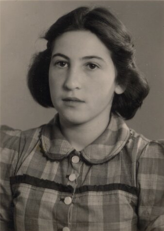 Historische schwarz-weiß Fotografie von einem 17-jährigen Mädchen.
