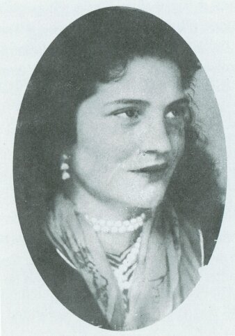 Historische schwarz-weiß Fotografie einer jungen Frau.