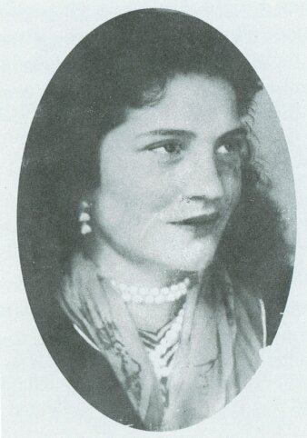 Historische schwarz-weiß Fotografie einer jungen Frau.