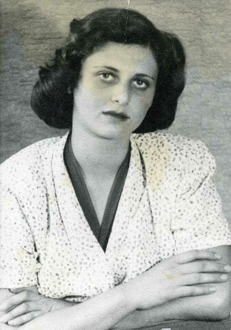 Historisches schwarz-weiß Foto von einer jungen Frau.