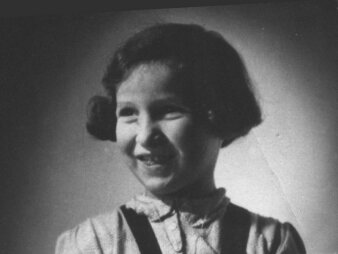 historisches Schwarz-Weiß-Foto von einem kleinen Mädchen