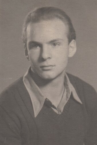Historische schwarz-weiß Fotografie von einem jungen Mann.