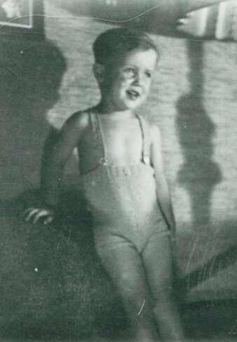 historische Schwarz-Weiß-Fotografie von einem kleinen Jungen