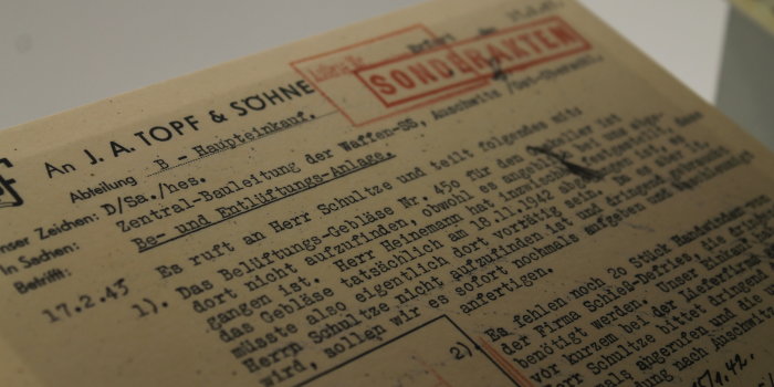 Ausschnitt der Kopie einer mit Schreibmaschine geschriebenen Telefonnotitz der Firma J.A. Topf und Söhne.